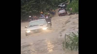 Las intensas lluvias registradas en las últimas horas han azotado con fuerza varias regiones del departamento de Olancho. Las precipitaciones de gran intensidad han provocado el desbordamiento de diversos ríos en el municipio de Catacamas. Imagen tomada de <b><a rel=nofollow href=https://www.facebook.com/jean.paul.rivera.226324?__cft__[0]=AZZDGBBVfXEIERBCvsrlLPpYN80bRbZRliJupT8xAHNWTo7dbmqp1aayDSpAcyCg2utNxg5K1HxI4unb__OGw_pJut7rmSRzXKzVWbgX-m3YTyg9GtuINj7zvGs3H5uda4Q1PFG364cfF26idoC0Or_bgO2uxG-AIo5pnxqWYuyN9FyksWrC8CW9QN-lwWGxpx5Lp3AE_vormoQGgN0QM5MT&amp;__tn__=-UC%2CP-R>Jean Paul RM</a></b>.