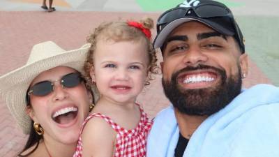 La pequeña Aiunii, hija del cantante puertorriqueño Jay Wheeler y la influencer y artista Zhamira Zambrano, se ha convertido en una de las figuras infantiles más queridas y virales de las redes sociales. A su corta edad, la niña ha logrado conquistar al público con su espontaneidad y carisma natural, ganándose un espacio especial en plataformas digitales donde millones de usuarios siguen cada una de sus apariciones.