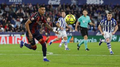 Kervin Arriaga jugó todo el partido con el Levante contra la Real Sociedad por la Liga Española.