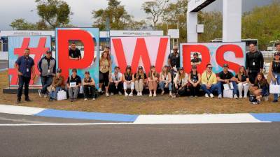 Los participantes evalúan el comportamiento de modelos como el Porsche Panamera y el Porsche Taycan, el sedán completamente eléctrico de la marca.