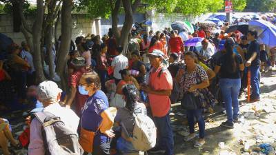 La entrega del bono familiar estuvo marcada por largas filas, cansancio y denuncias de desorganización en el proceso.