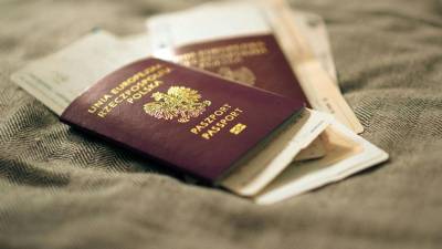 Viajar sin visado y cruzar fronteras con mayor facilidad es un privilegio reservado a los pasaportes más influyentes del mundo. Esa capacidad de movilidad es la que mide el <b>Henley Passport Index 2026</b>, elaborado por Henley &amp; Partners con datos de la Asociación Internacional de Transporte Aéreo (IATA). Estos son los más poderosos de 2026...