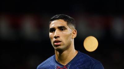 El defensa hispano-marroquí del París Saint-Germain, Achraf Hakimi, será llevado a juicio por una acusación de violación derivada de una denuncia interpuesta en febrero de 2023 por una joven. La decisión fue adoptada por la jueza instructora, en concordancia con la petición de la Fiscalía de Nanterre.