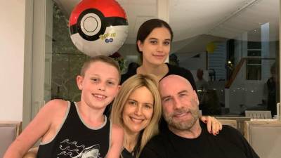 John Travolta posa con una antigua foto familiar con su difunta esposa Kelly Preston, sus hijos, Ben y Ella.