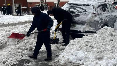 Retirar nieve de las calles durante el invierno puede convertirse en una oportunidad de empleo temporal en Nueva York, donde las autoridades anunciaron un aumento salarial para los trabajadores de emergencia que ayudan a despejar espacios públicos durante las nevadas.