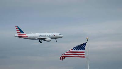 Un avión de American Airlines se acerca al Aeropuerto Nacional Ronald Reagan de Washington, en Arlington, Virginia. Estados Unidos.