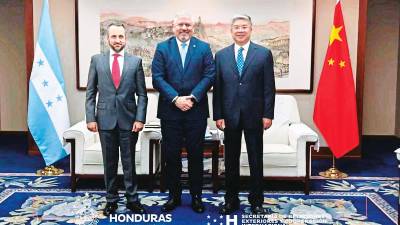 <b><span class=mln_uppercase_mln>visita.</span></b> El ministro de la Presidencia, Rodolfo Pastor; el canciller Eduardo Reina, y el subdirector de la Agencia de Cooperación de China, Tang Wenhong.<span class=mln_uppercase_mln> </span>