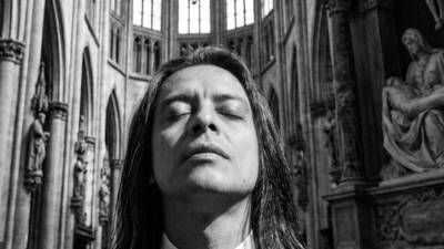 Múltiples muestras de condolencias y cariño ha recibido en redes sociales el cantante y bajista del grupo de rock hondureño Diablos Negros, Nilo Espinal, tras conocerse la noticia del fallecimiento de su padre, Nilo Erilberto Espinal Midence. El velatorio se realiza en el Tabernáculo La Bendición, en Las Mesas, Zamorano.