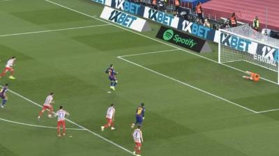 El penal de Lewandowski se fue a las nubes.