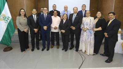 La Junta Directiva de la Unión de Notarios de Honduras junto a representantes de la Universidad Tecnológica de Honduras.