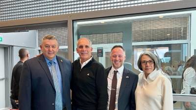 a llegada de Asfura se registró alrededor de las 5:00 de la mañana, y fue recibida por el embajador de Israel en Honduras, Nadav Goren.