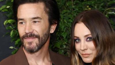 Kaley Cuoco, actriz conocida por su amor por las mascotas, comparte la cama con varios de sus perros y con Matilda, su hija de dos años. Quien no duerme allí es su prometido, Tom Pelphrey, con quien decidió comenzar a dormir en habitaciones separadas.