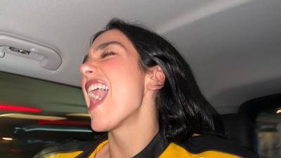 Dua Lipa emocionó a Argentina cantando en español el clásico “De Música Ligera” de Soda Stereo, como homenaje al rock latinoamericano, y por si no fuera poco, la británica también interpretó Tu misterioso alguien de la muy famosa agrupación Miranda.