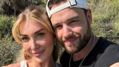 La influencer Kate Cassidy volvió a captar la atención de los seguidores de Liam Payne al revelar que inició un tratamiento con láser para remover el tatuaje 444 que llevaba en una de sus manos como homenaje al fallecido cantante. Las imágenes del procedimiento provocaron numerosas reacciones en redes sociales, donde muchos interpretaron que se trataba de un intento por dejar atrás su historia con el exintegrante de One Direction.