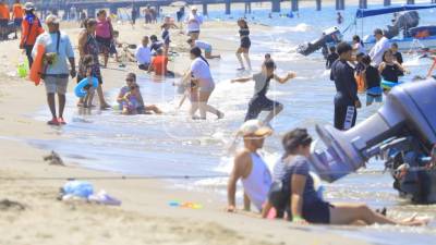 La playa Municipal de Tela registra poca afluencia de visitantes durante la Semana Morazánica, en un ambiente cálido y tranquilo en el que las familias disfrutan del mar y de los espacios de recreación.