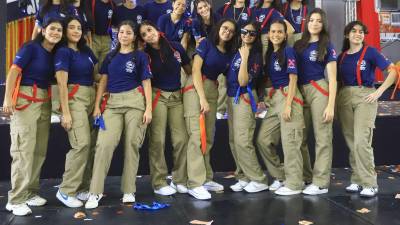 Los adolescentes posaron con mucha felicidad tras celebrar por el esfuerzo y desafíos superados, con la expectativa de tener un último año memorable y exitoso.