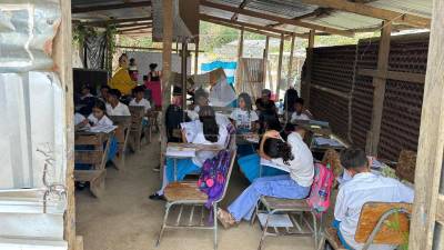 La colonia San Francisco de Asís, en Macuelizo, Santa Bárbara, vuelve a levantar la voz. El padre Leopoldo Serrano denunció que el proyecto comunitario quedó nuevamente abandonado, especialmente la construcción de la escuela, donde los niños siguen esperando aulas dignas. Los escolares siguen recibiendo clases a medias bajo sus aulas de aluminio, hasta donde las altas temperaturas hagan el aprendizaje soportable.