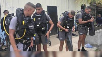 Este jueves arrancó en Roatán la extracción de las evidencias del avión de Lanhsa siniestrado el 17 de marzo de 2025, con buzos especializados contratados por la firma de abogados que lleva el caso de la demanda de los familiares de las vctimas..
