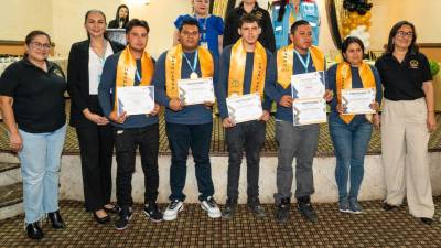 Karen Ramírez se destaca como la única mujer graduada en el área de soldadura.