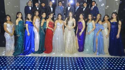 Los jóvenes vistieron propicios para la ocasión, con tonos brillantes y toques chic.