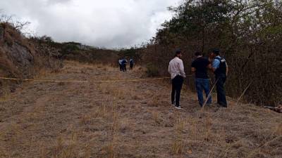 Agentes policiales acordonaron el sitio en el que fue hallado sin vida el joven.