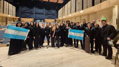 Los compatriotas artistas que hicieron el viaje a Rochester, Nueva York, donde se unieron a la orquesta liderada por el destacado hondureño Raúl Munguía.