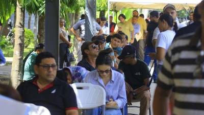 Usuarios expresan su malestar por las limitaciones en algunos trámites del IP en San Pedro Sula, debido a la falta de personal.