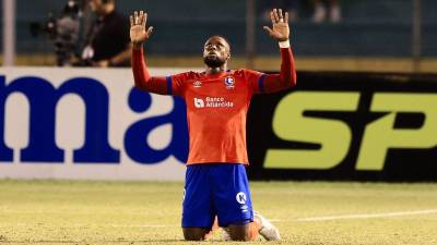 Yustin Arboleda celebrando su gol con Olimpia ante el Marathón en la final del torneo Apertura 2025.