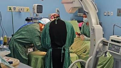 Médicos realizan una cirugía en un hospital hondureño en una fotografía de archivo.