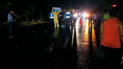 Bajo un aguacero, miembros de Medicina Forense hicieron el levantamiento de los cuerpos en la carretera CA-13.