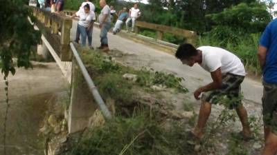 Los pobladores de Esparta, en el litoral de Honduras, temen quedar incomunicados si el Gobierno no les repara el puente lo antes posible.