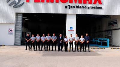 Ejecutivos y colaboradores de Ferromax presentes en la inauguración de Centro de Servicio #24 ubicado en el centro de Siguatepeque.