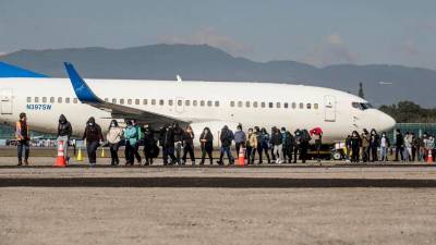 Alrededor de 80 migrantes, en su mayoría de origen cubano, habrían sido trasladados desde Estados Unidos hasta Bangui, capital de la República Centroafricana, el sábado 24 de octubre. Tras su llegada, varias mujeres denunciaron que permanecen en condiciones precarias y carecen de recursos para cubrir sus necesidades básicas.