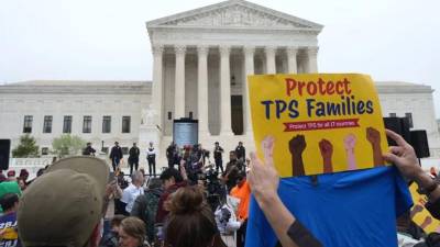 Una protesta a favor de mantener el TPS, frente al Tribunal Supremo en Washington EE.UU.