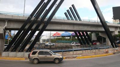 La estructura metálica instalada en el puente Juan Pablo II, de la capital hondureña, ha generado críticas entre capitalinos por su forma, color y falta de armonía con el entorno urbano de Tegucigalpa.