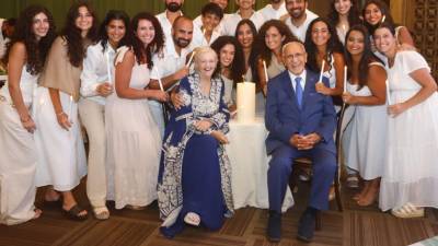 Jo y Fuad Faraj junto a sus queridos nietos, en el salón Jordan del Club Hondureño Árabe.