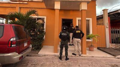 Según la investigación, los sospechosos obligaban a las víctimas a transferir dinero a cuentas bancarias y billeteras electrónicas.