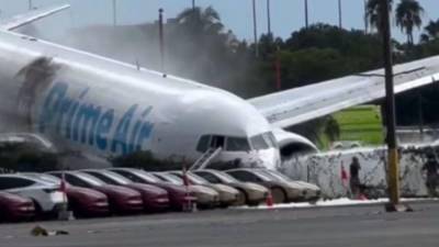 El avión de carga de Amazon que se estrelló el domingo al aterrizar en el Aeropuerto Internacional de Miami, en un accidente en el que fallecieron cinco personas, colisionó con dos vehículos al salirse de la pista, entre ellos una furgoneta en la que viajaban siete pasajeros. Imagen de redes sociales.