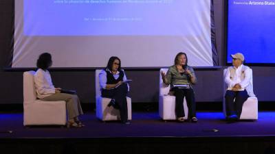 Defensores de Derechos Humanos participan en panel durante la presentación del informe de OACNUDH.