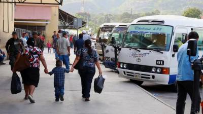De acuerdo con tablas atribuidas a transportistas, rutas como Azacualpa y Virrey hacia San Pedro Sula alcanzan los 105 lempiras.
