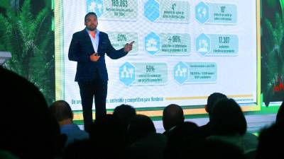 Allan Maradiaga, director de Gremios Palmicultores, presenta avances del sector durante el segundo Congreso de Palmicultores.