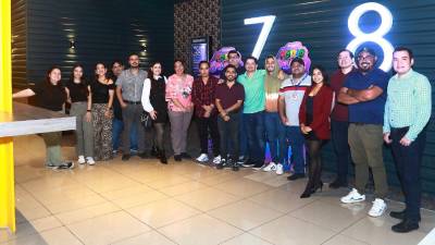 Parte del equipo de Redacción de Diario La Prensa previo a disfrutar de una producción cinematográfica en Metrocinemas, en el Megamall de San Pedro Sula.