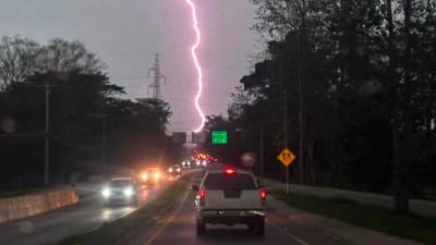 La aproximación de una onda tropical provocará lluvias de moderadas a fuertes en varias regiones de Honduras a partir de este domingo, de acuerdo con el pronóstico emitido por el Centro de Estudios Atmosféricos, Oceanográficos y Sísmicos (Cenaos) de la Secretaría de Gestión de Riesgos y Contingencias Nacionales (Copeco).
