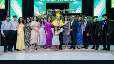 Juan Bendeck junto a su familia y autoridades de la Universidad Tecnológica de Honduras (UTH).