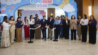 El corte de cinta marca el inicio de Expo Bebé 2026, una cita que reúne a familias y expositores en torno al bienestar de los más pequeños. Más de 40 especialistas participan en la Expo Bebé 2026, un encuentro que acerca información médica y herramientas prácticas a madres, padres y futuros padres en San Pedro Sula.