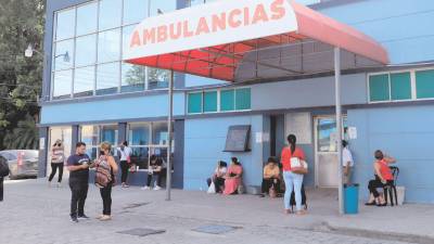 Pacientes esperan frente a la emergencia del Hospital de Especialidades del IHSS en San Pedro Sula, norte de Honduras.