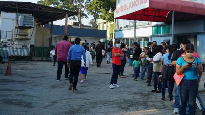 Pacientes esperan frente a la emergencia del hospital regional del IHSS en una fotografía de archivo.