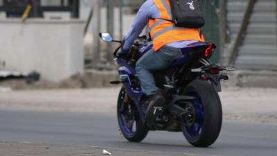 Desde este miércoles 11 de febrero, los motociclistas en Honduras deberán cumplir con la exigencia de usar el chaleco reflectivo, que será verificado en operativos a nivel nacional, bajo advertencia de multa para quienes no porten la indumentaria reglamentaria. Este es el horario en el cual será aplicada la medida.