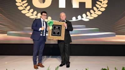 Durante la gala se le entregó un reconocimiento a Roger D. Valladares, por su arduo trabajo, visión, solidaridad, ética, entre muchos otros valores que caracterizan al fundador de la UTH.