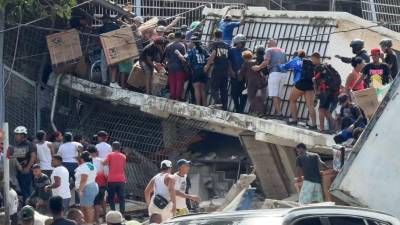 La tragedia que golpeó a Venezuela tras dos poderosos terremotos ha despertado una ola de solidaridad dentro y fuera del país. Mientras los equipos de rescate continúan trabajando entre los escombros, reconocidas figuras de la música y el entretenimiento han puesto sus plataformas digitales al servicio de las víctimas y sus familias. Los sismos, de magnitudes 7,2 y 7,5, dejaron al menos 164 fallecidos y cerca de mil heridos, según el balance oficial.